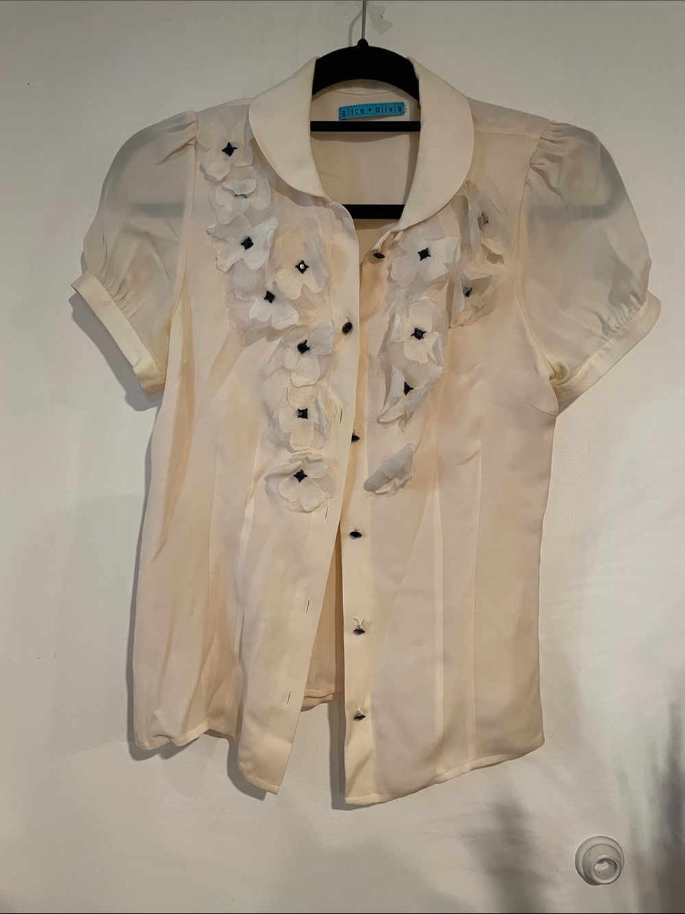 Alice + Olivia Cream 100% Silk Short-Sleeve Blouse 3D Floral Appliqué B139